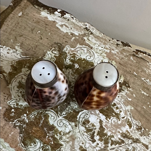 TWO’S COMPANY Cowrie Shell Shaker Set - Picture 4 of 6
